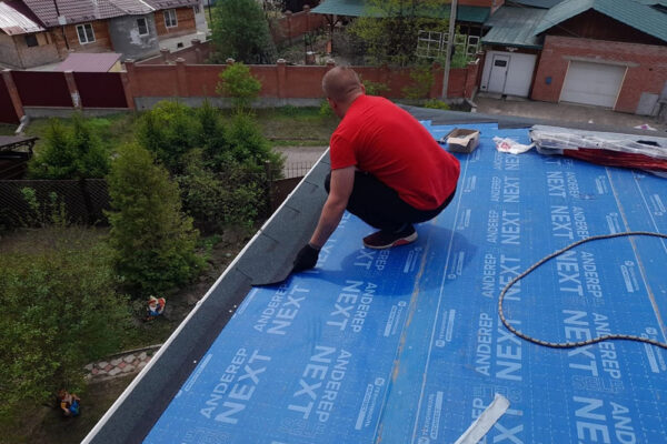Монтаж гибкой черепицы на крыше в Томске