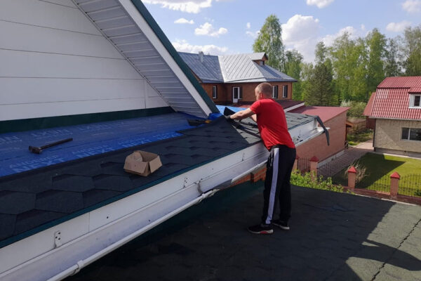 Монтаж гибкой черепицы на крыше в Томске